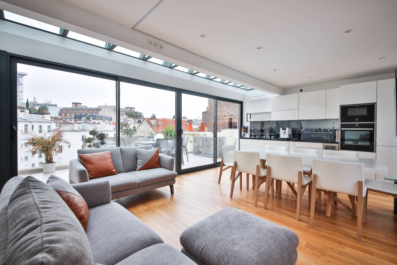 Appartement rénové avec terrasse 5 pièces rue de Lourmel paris 15 - VENDU