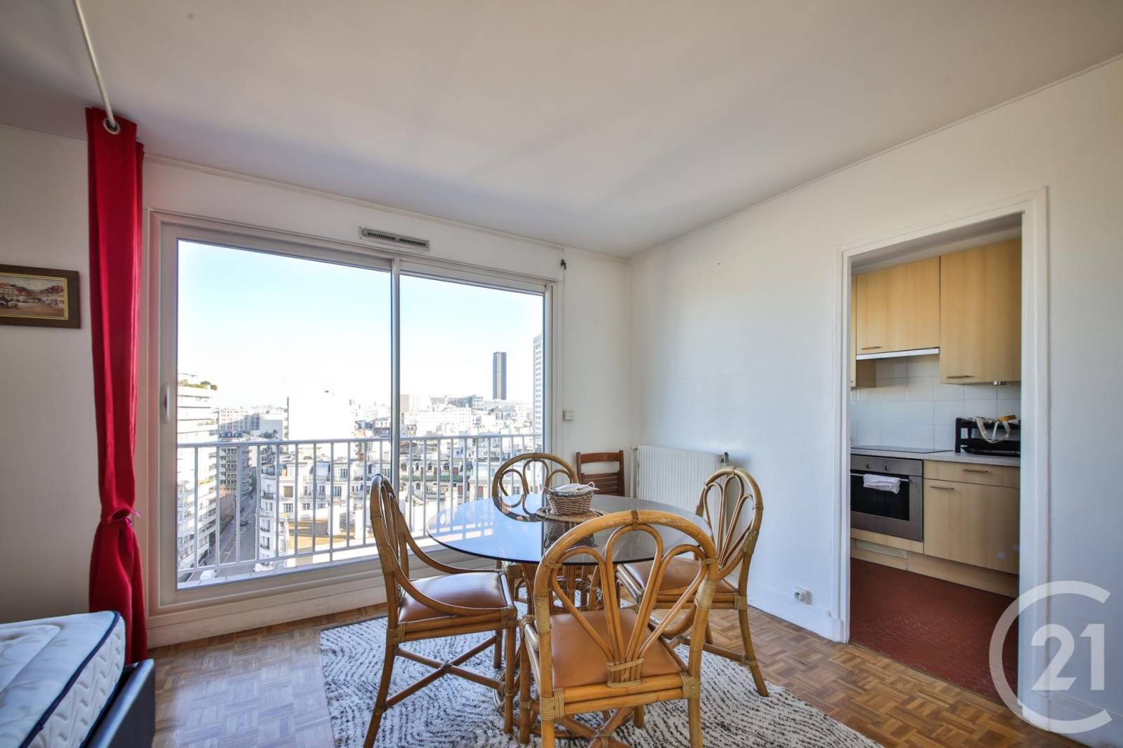 F2 à vendre à Paris 15 en étage élevé avec vue Tour Eiffel et Sacré Coeur 