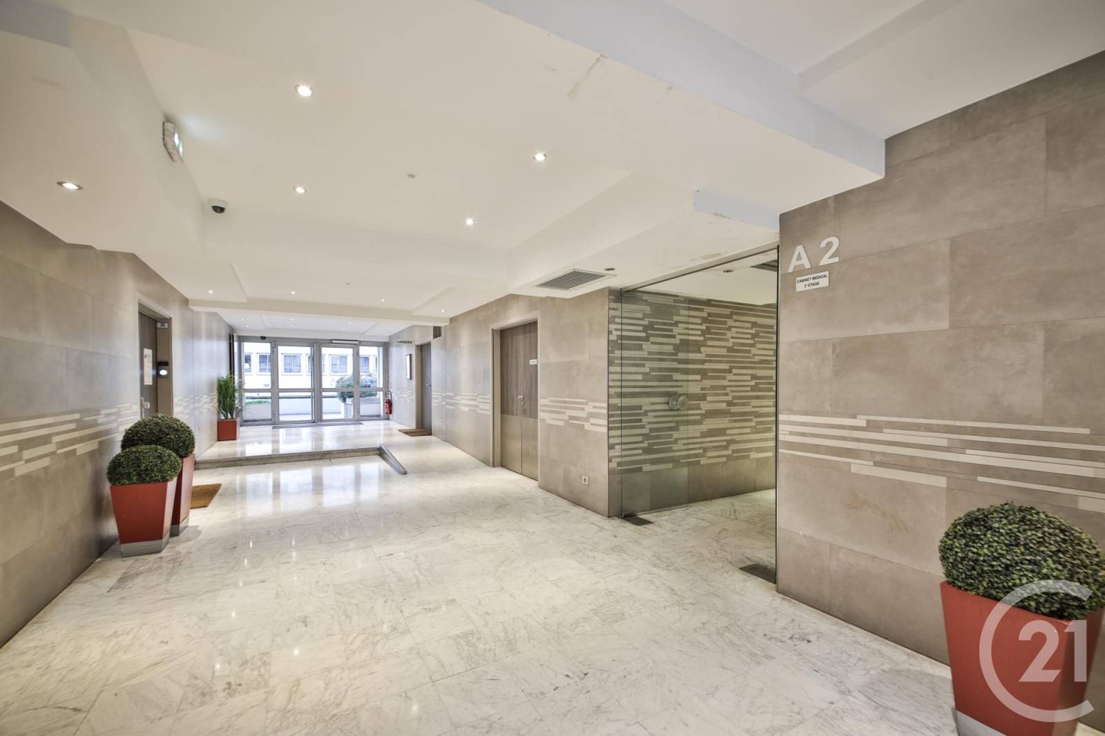 Appartement au dernier étage dans une copropriété sécurisé à vendre à Paris 15ème avec vue sacré coeur et tour eiffel