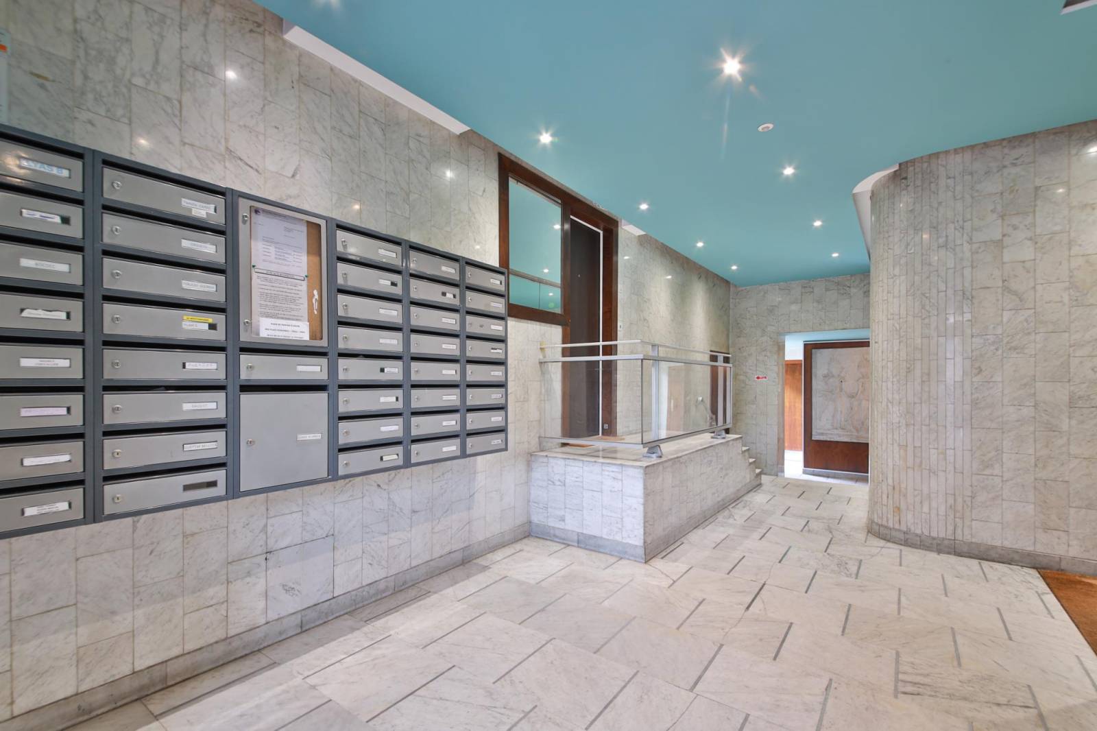 Parties communes soignées et ascenseur via votre agence century 21 farré Paris 14