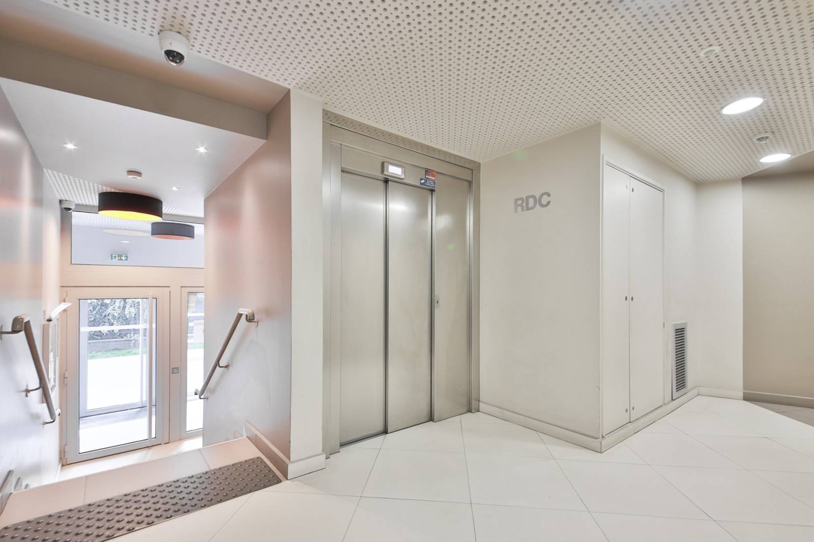 Hall d'immeuble moderne et sécurisé dans une résidence récente à Bobigny proche métro Pablo Picasso 
