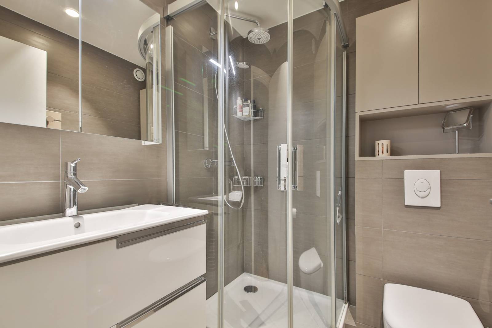 Salle de bain moderne dans un appartement dans le 15ème arrondissement de Paris 