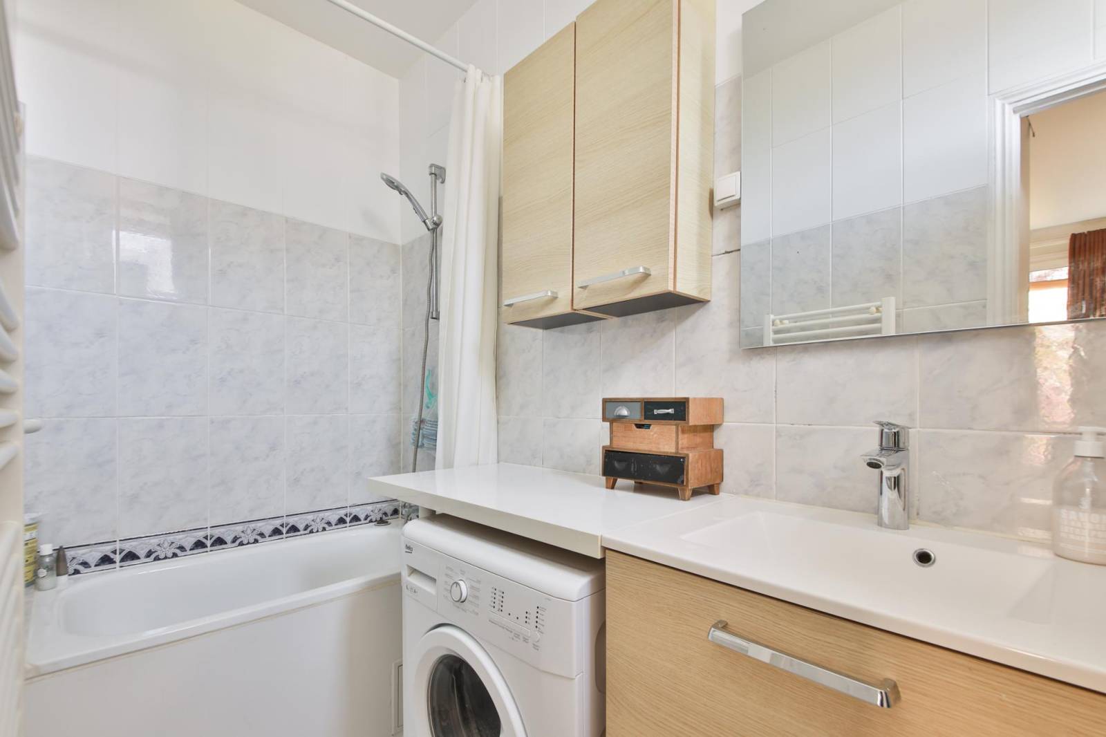 Salle d'eau lumineuse avec rangements à Paris 75014 proche métro Plaisance