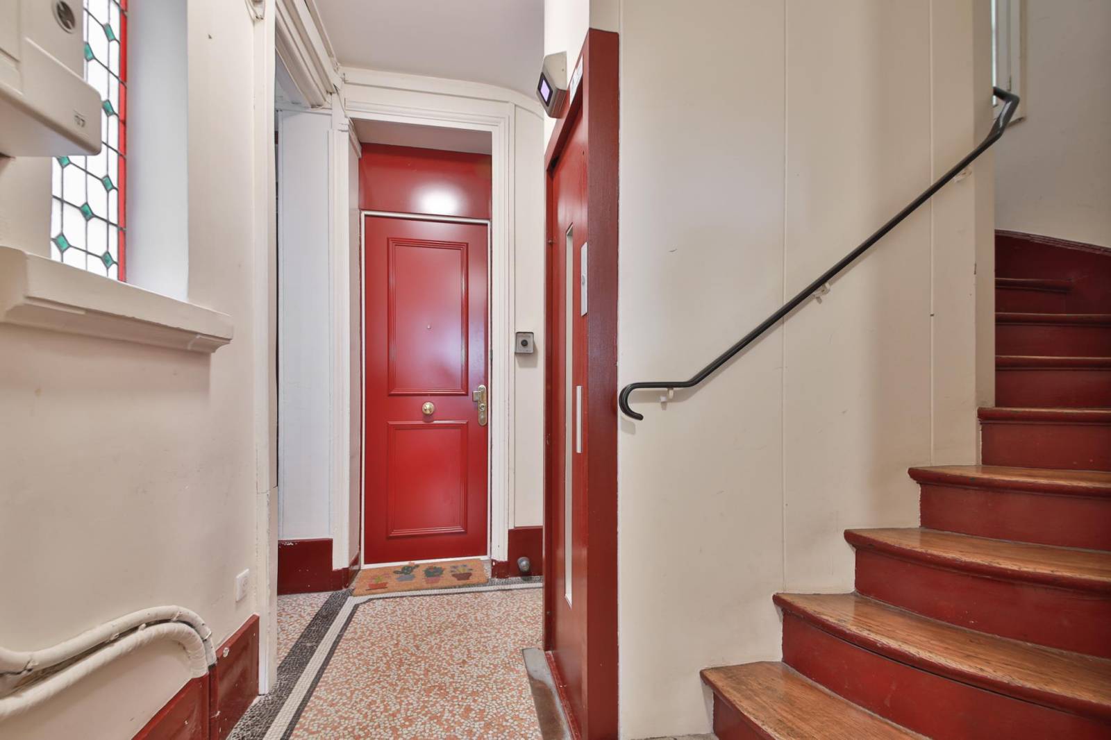Entrée soignée dans un appartement ancien rénové dans Paris 14