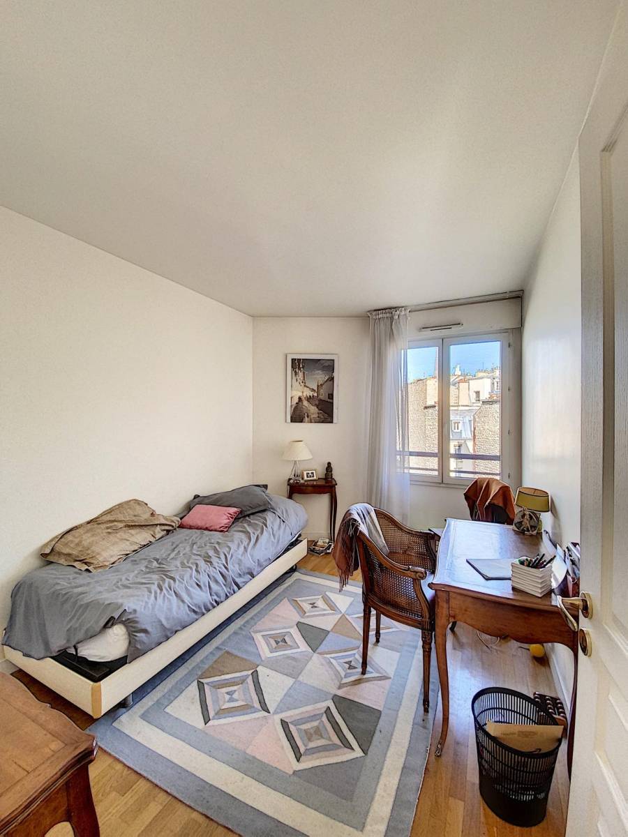 Appartement familial 5 pièces 3 chambres avec balcons rue Frémicourt Paris 15 - VENDU