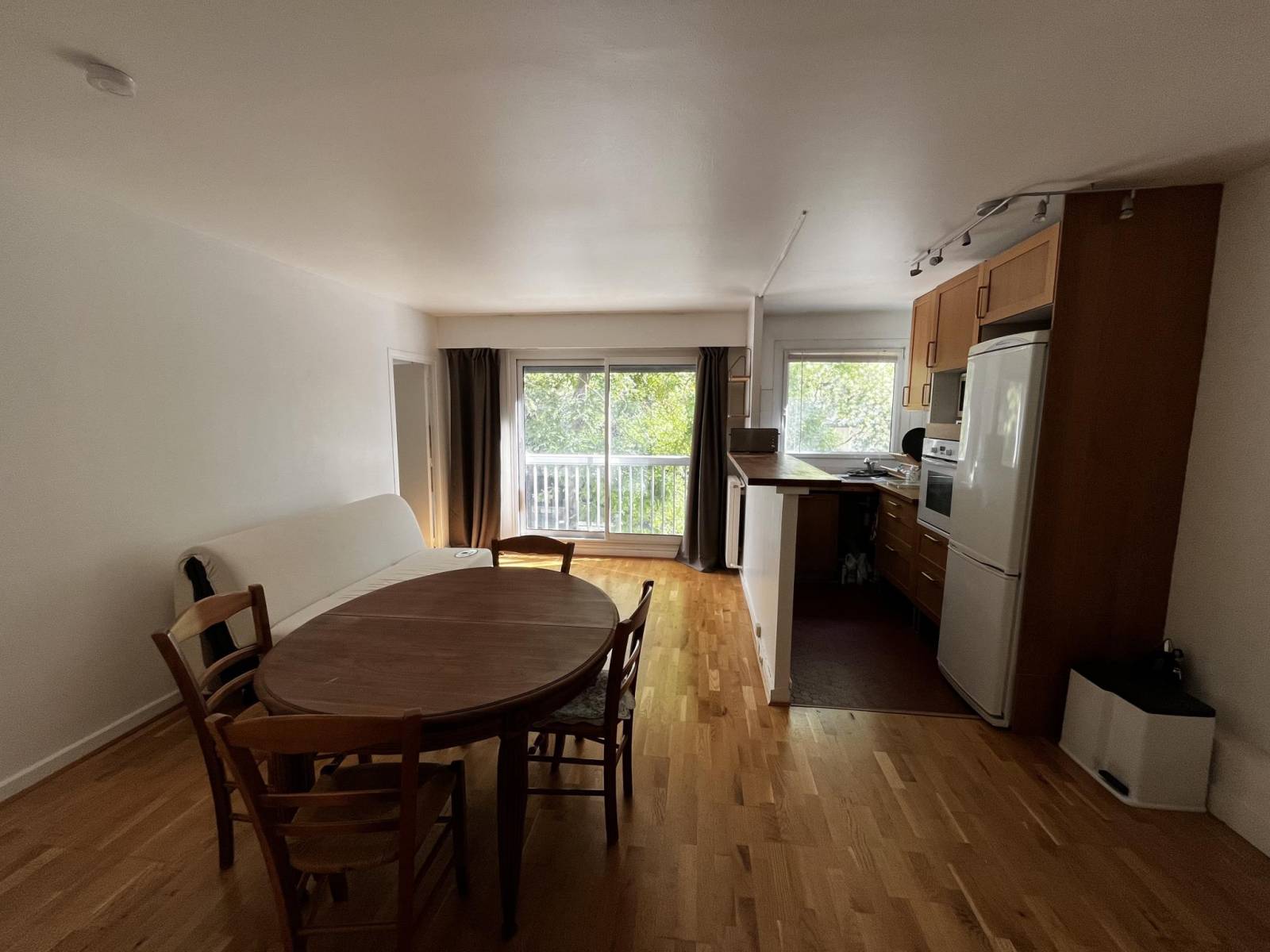 Espace de vie spacieux et lumineux dans un appartement à louer dans Paris 15