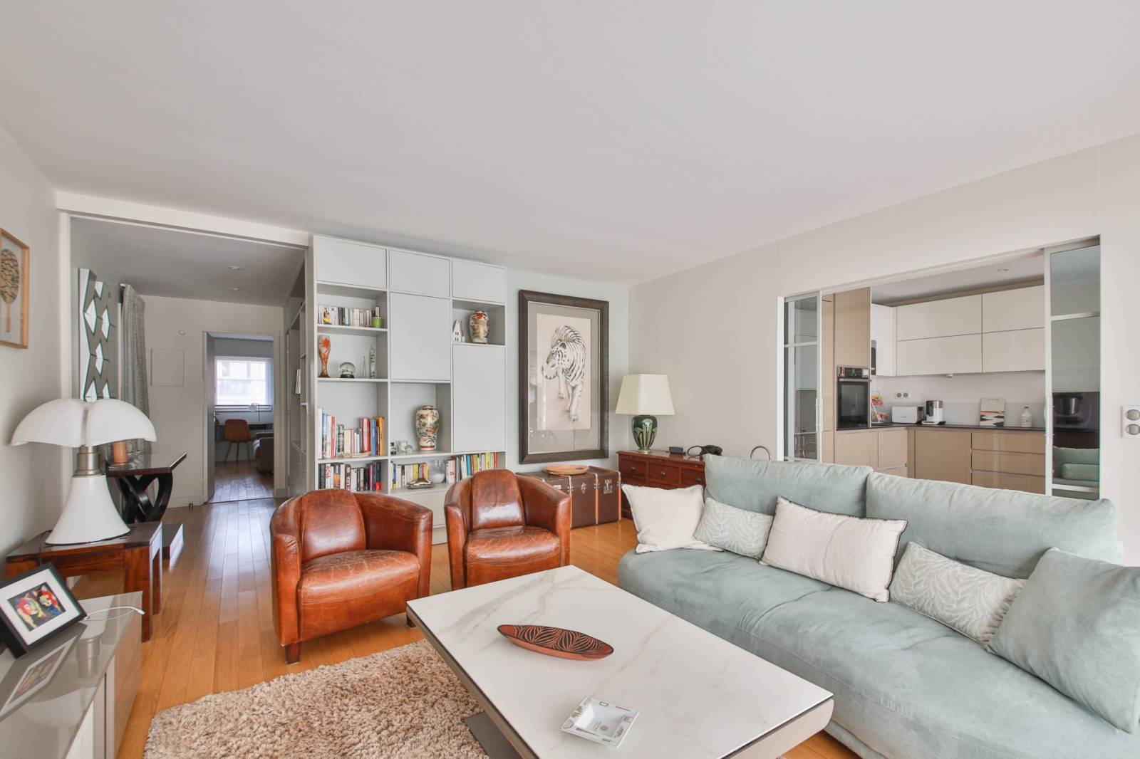 Salon lumineux avec grandes ouverture dans un appartement de standing Paris 15ème