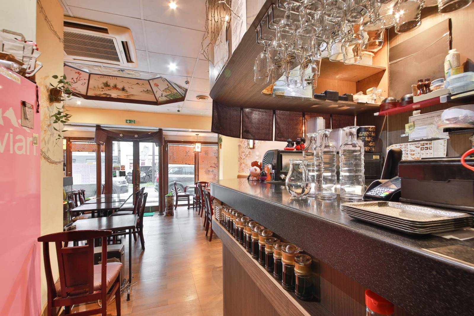 Comptoir et espace bar du restaurant à vendre avec aménagement bar et espace restauration, boulevard Garibaldi dans le 15ème