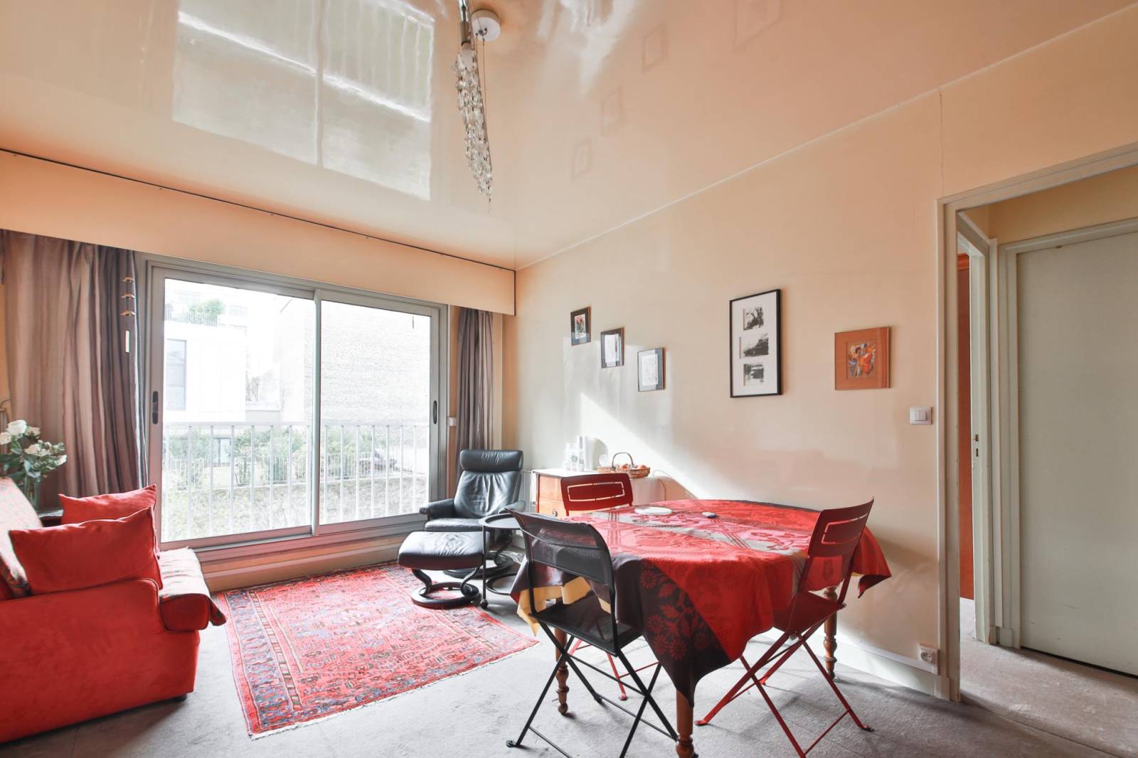 Pièce de vie lumineuse avec vue dégagée sur cour intérieure Paris 15ème