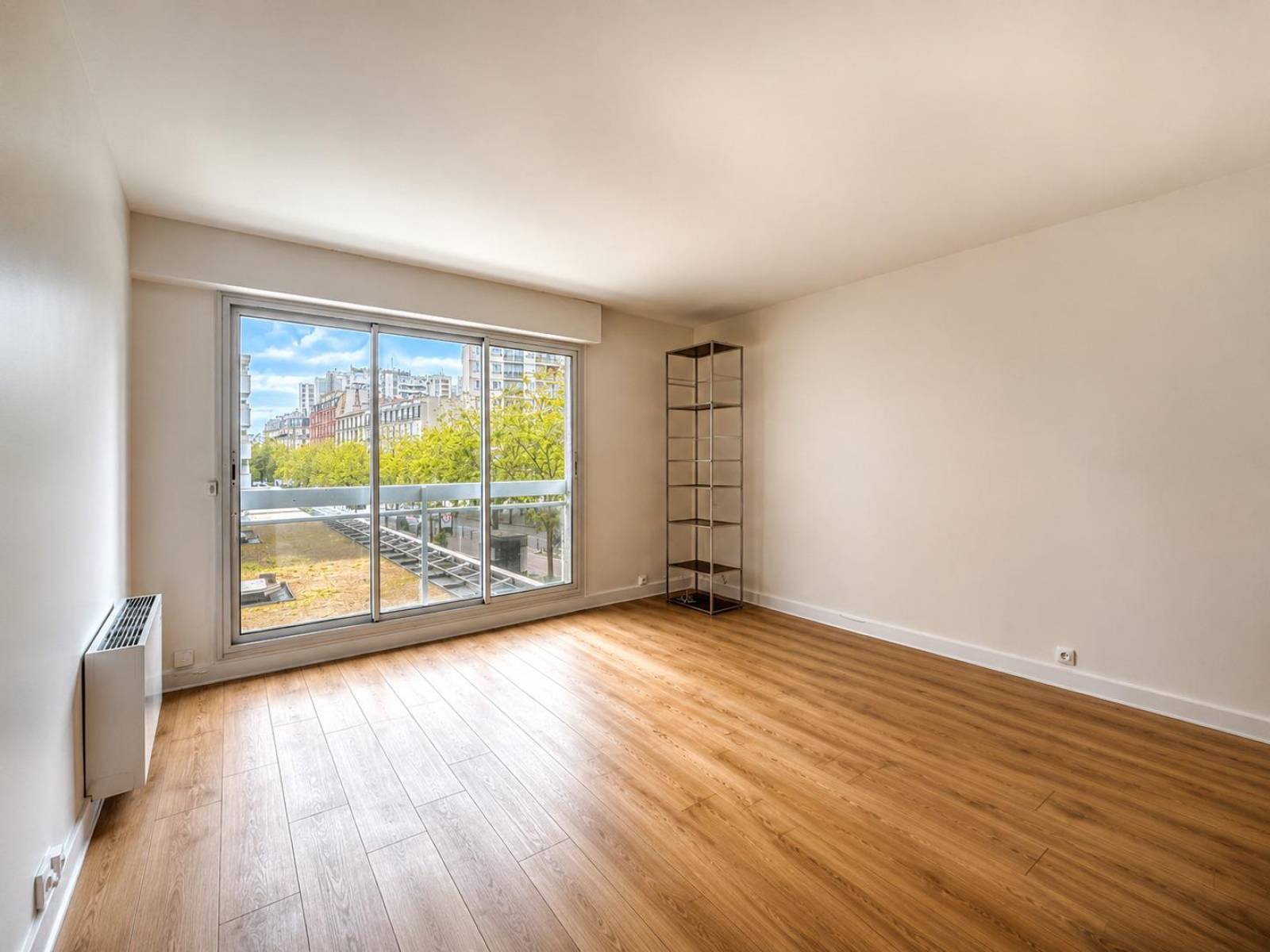 Salon séjour lumineux appartement 2 pièces proche métro Plaisance Paris 14