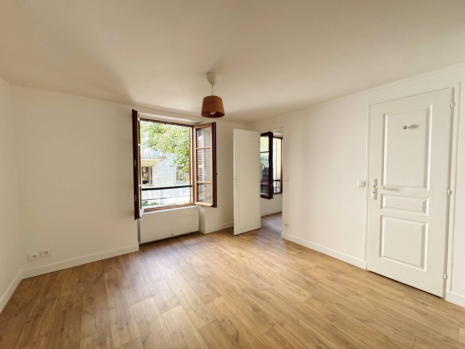  Pièce de vie lumineuse avec vue dégagée, parquet chaleureux