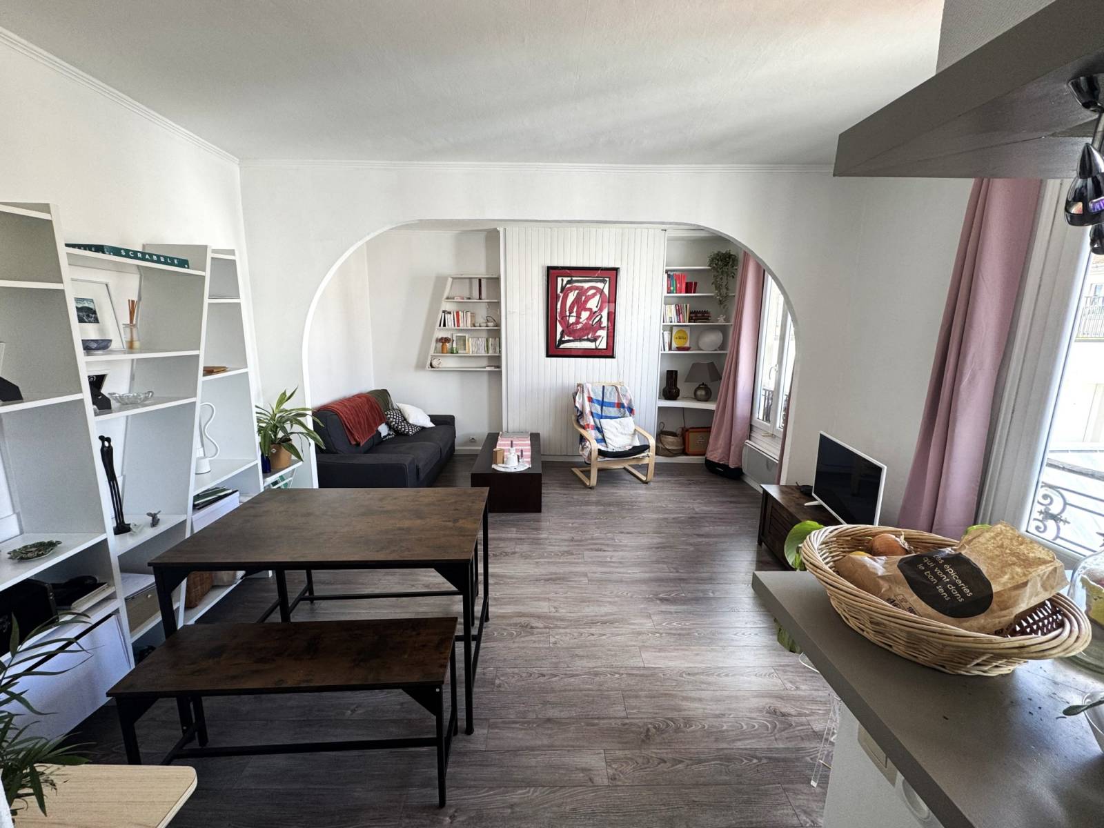 Cuisine aménagée et équipée ouverte sur le séjour