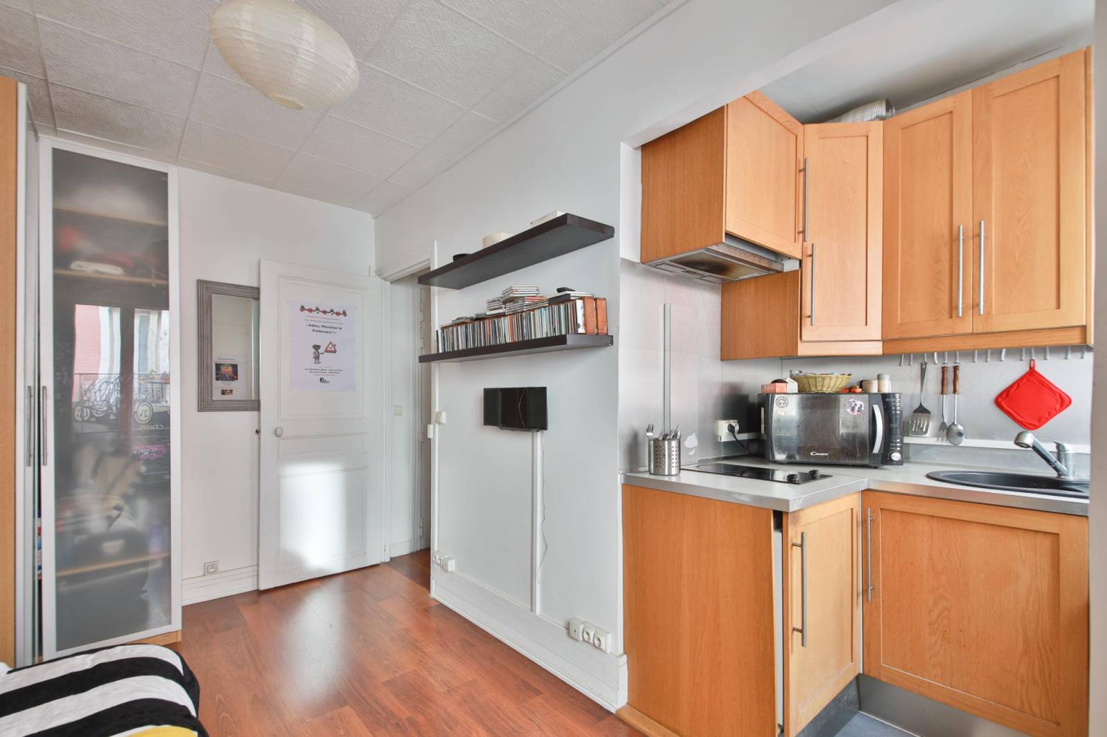 Cuisine ouverte et aménagée dans un studio fonctionnel et lumineux dans un appartement 2 pièces à vendre à Paris 14ème