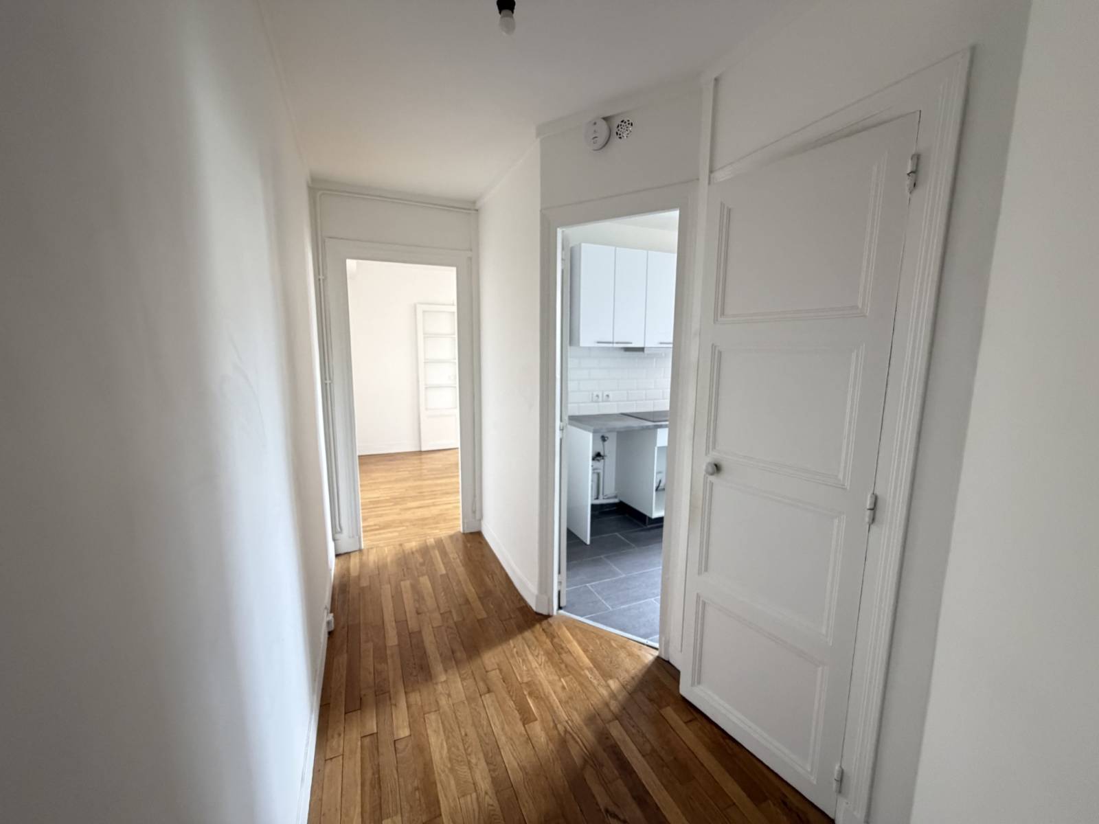 Entrée appartement T2 à LOUER rue Cépré Paris 15ème