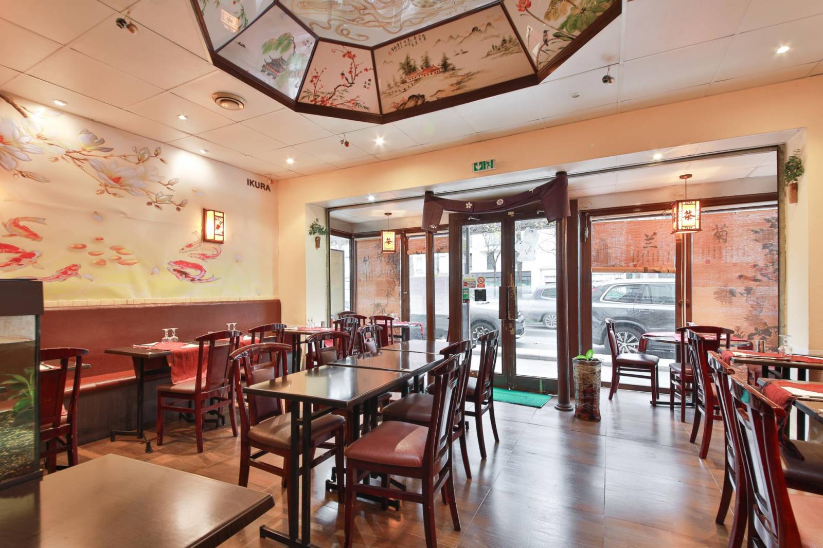 Intérieur du fonds de commerce, salle principale spacieuse et lumineuse proche quartier Cambronne