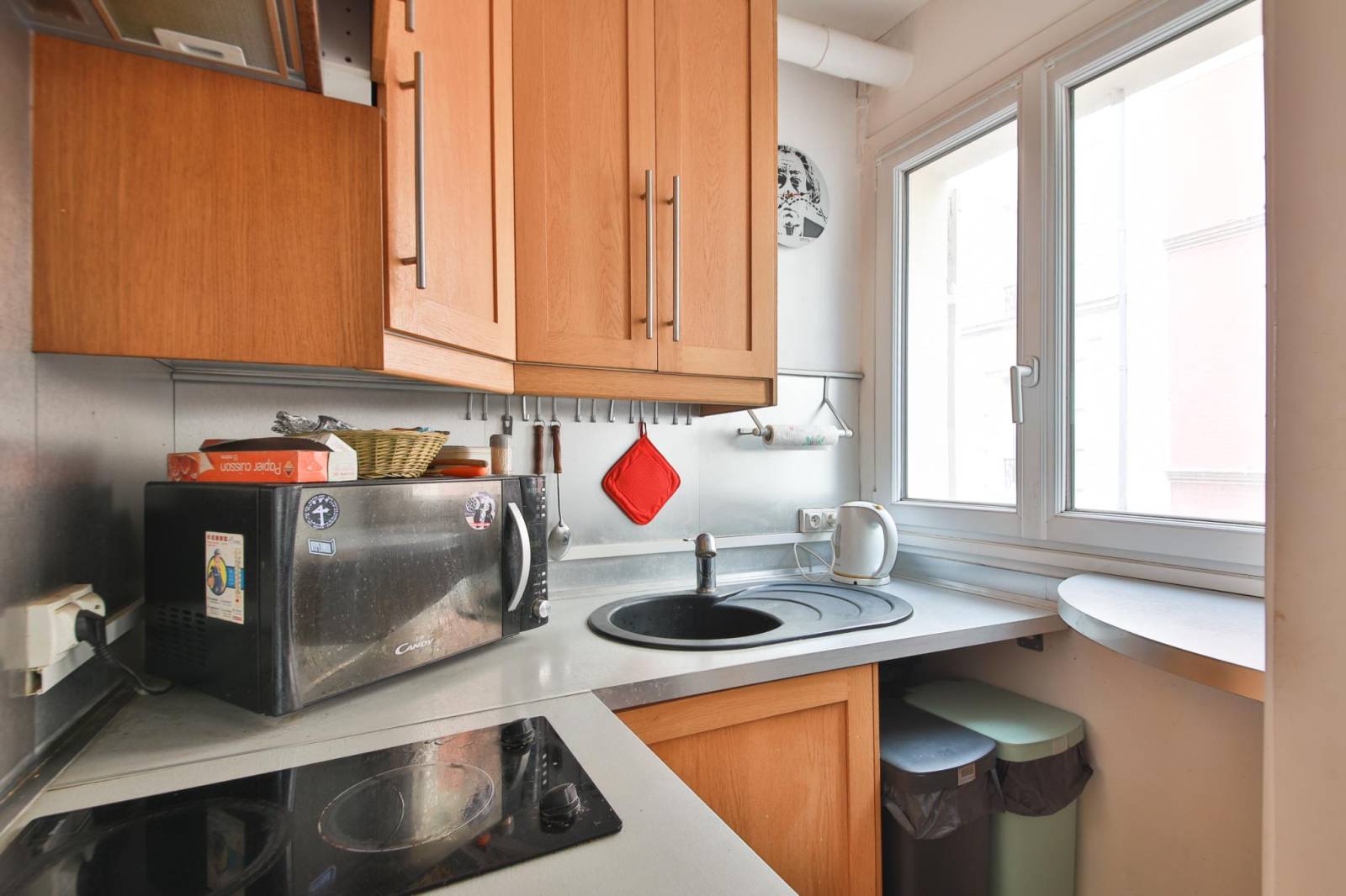 Cuisine ouverte équipée dans un appartement pratique et lumineux dans le quartier recherché de Pernety 