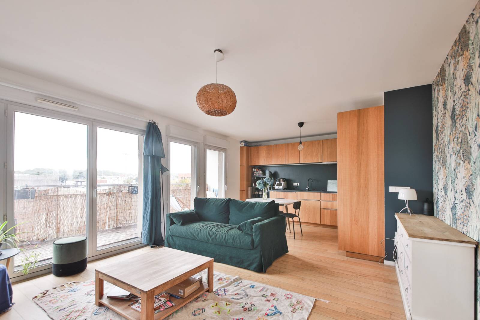 Séjour lumineux avec accès balcon ouvert sur la cuisine dans un appartement 5 pièces à vendre à Bobigny 