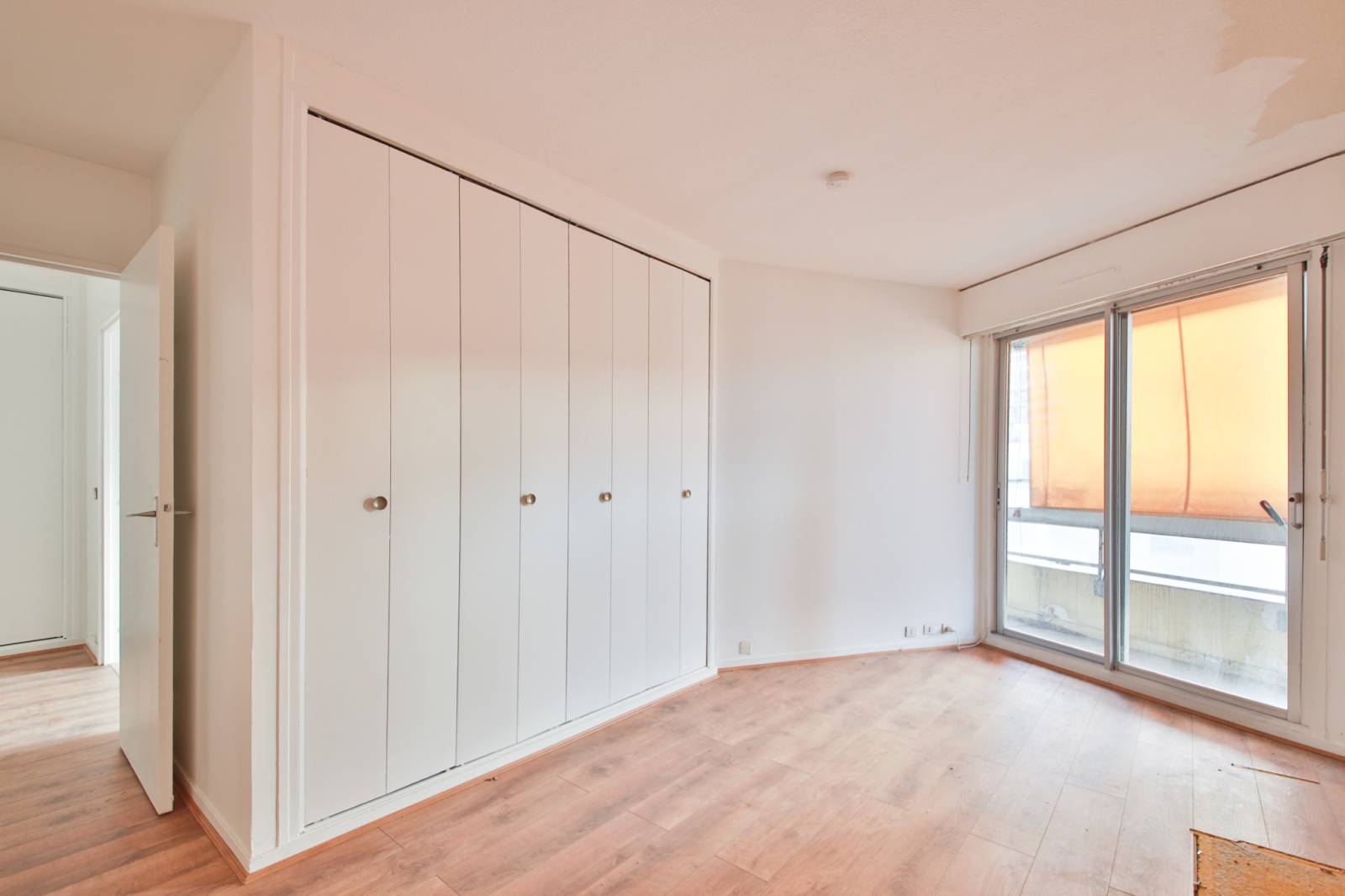 Chambre avec placard dans un appartement 2 pièces de 48,96m² à Paris 15ème