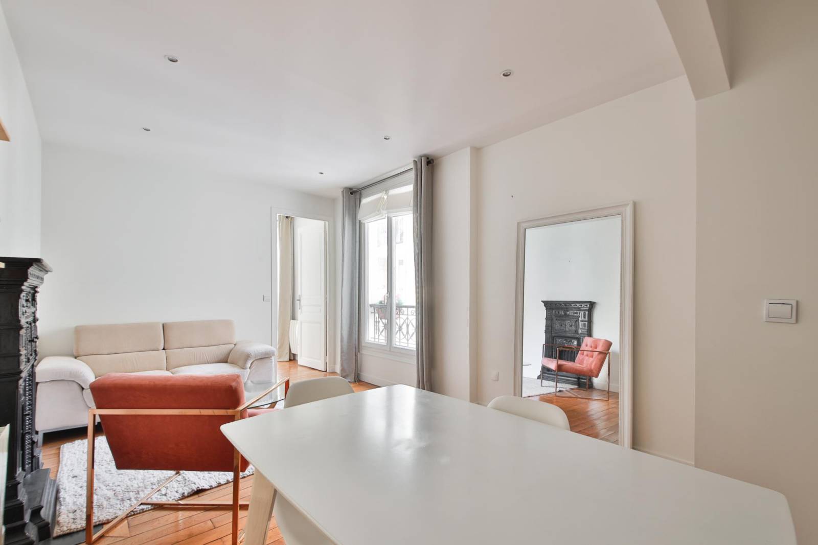 Salon avec parquet et lumière naturelle en étage élevé proche du métro Plaisance