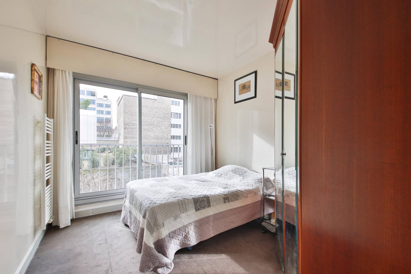 Chambre au calme absolu sur cour dans un appartement 2 pièces à Paris 15ème