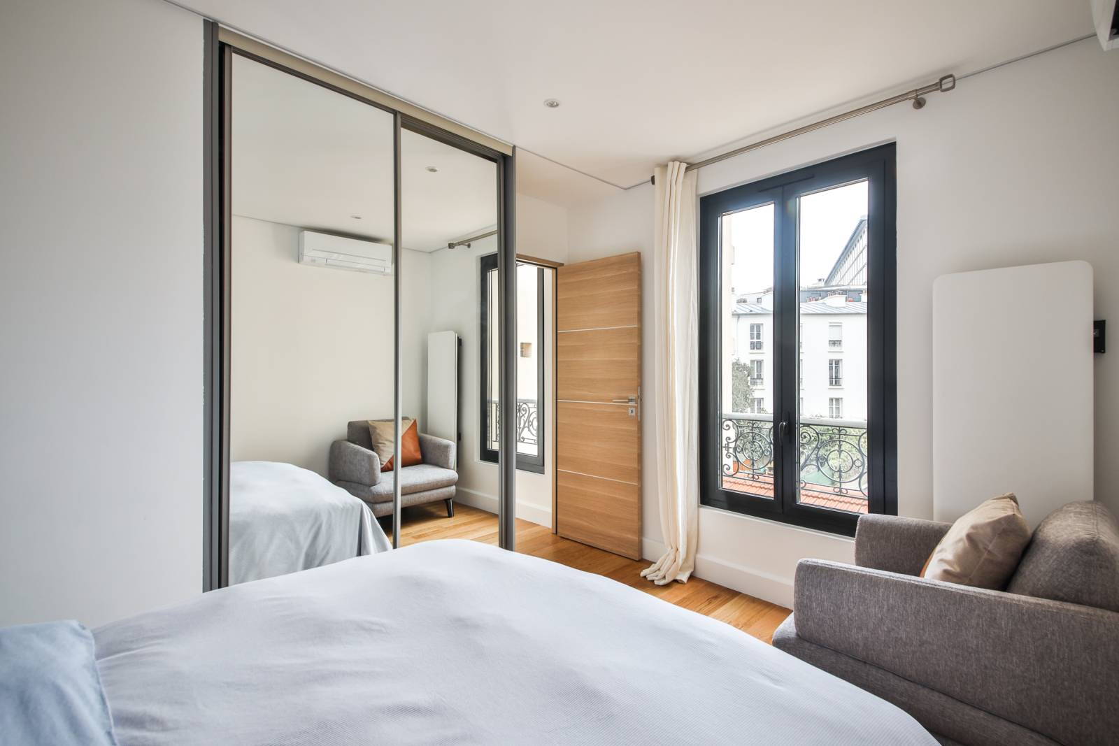 Appartement rénové avec terrasse 5 pièces rue de Lourmel paris 15 - VENDU