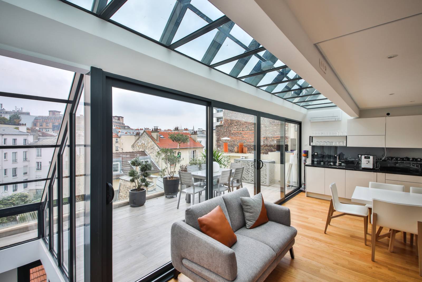 Appartement rénové avec terrasse 5 pièces rue de Lourmel paris 15 - VENDU