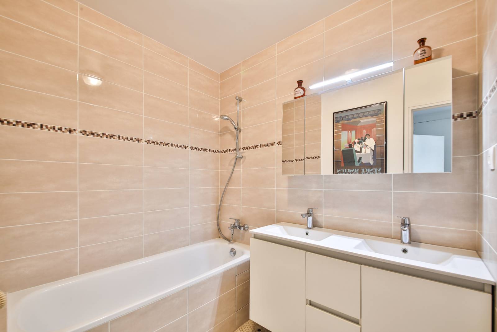 Salle de bain au grand format avec baignoire King size en parfait état.