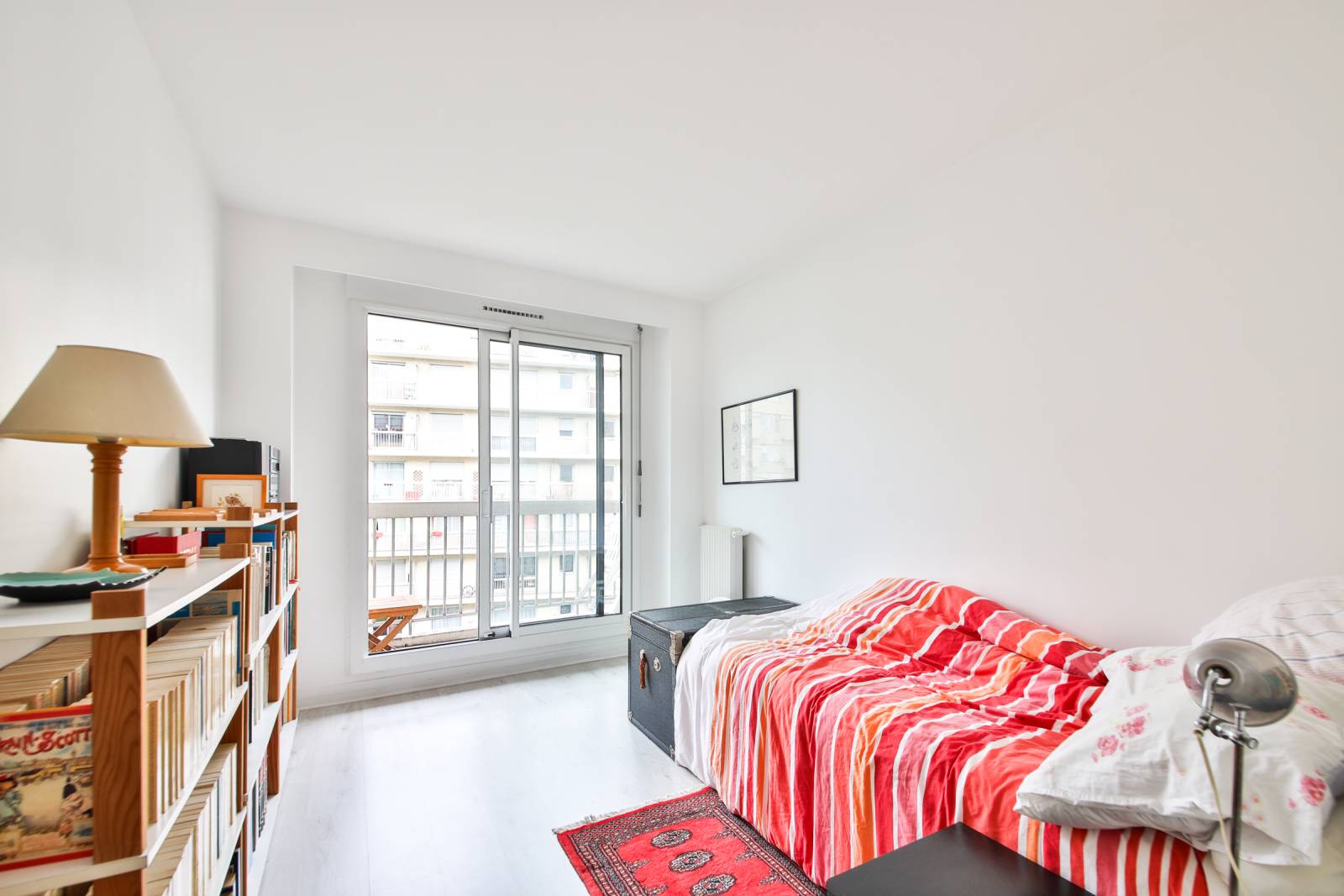 Chambre d'enfant doté de rangement et placard donnant également sur un balcon sans vis à vis.