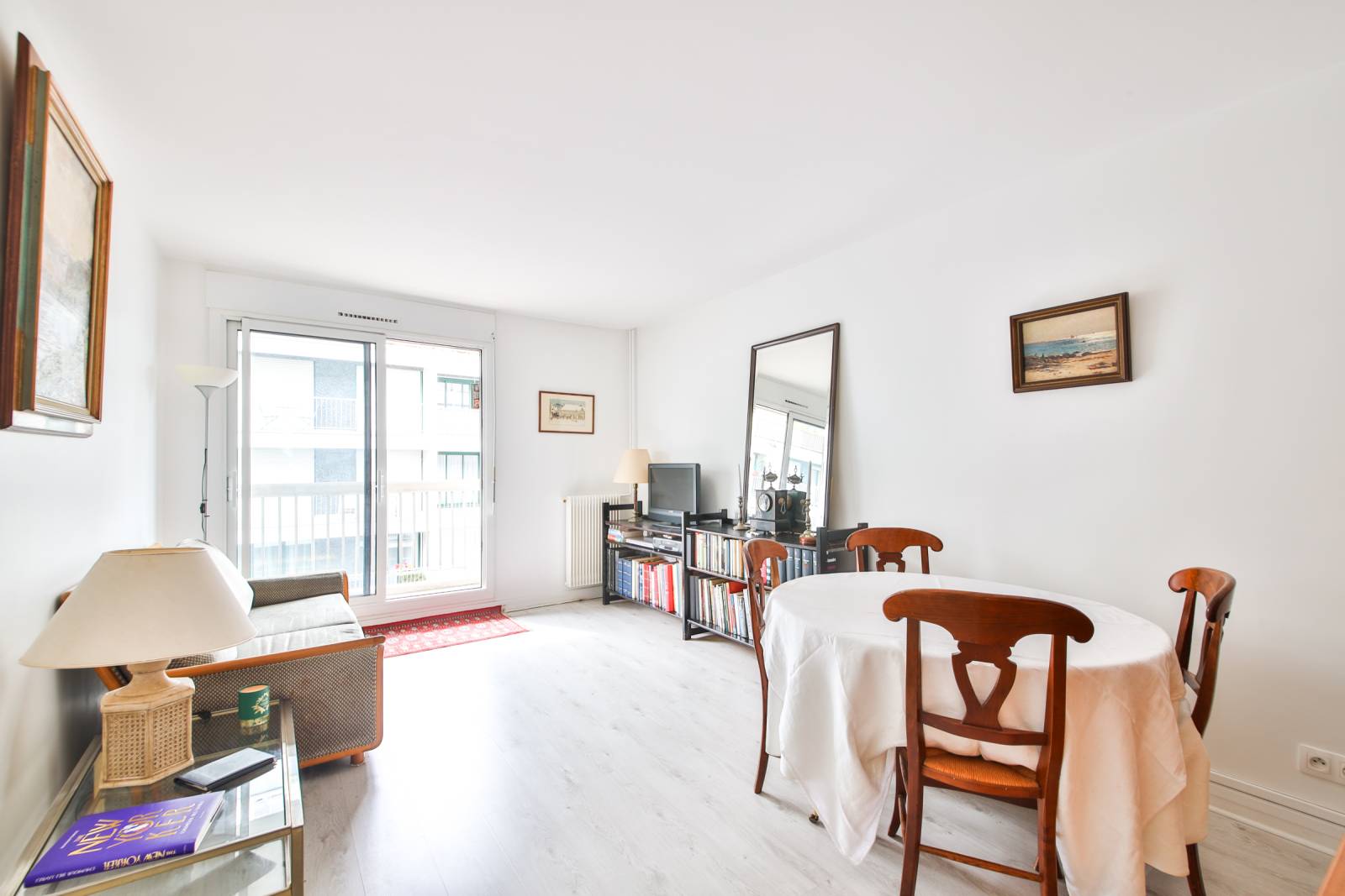 Un séjour spacieux et lumineux donnant sur un balcon lumineux à la vue dégage et sans vis-à-vis.