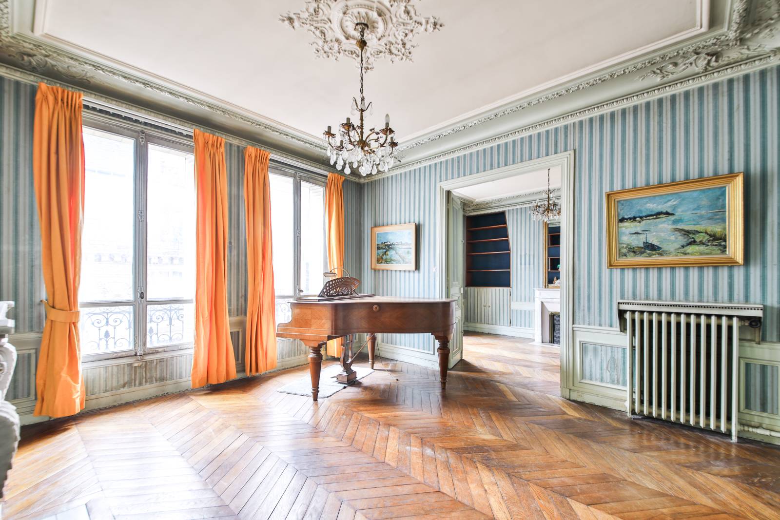 Salon avec moulures et piano d'un appartement de prestige à vendre à Paris XVème - métro Pasteur