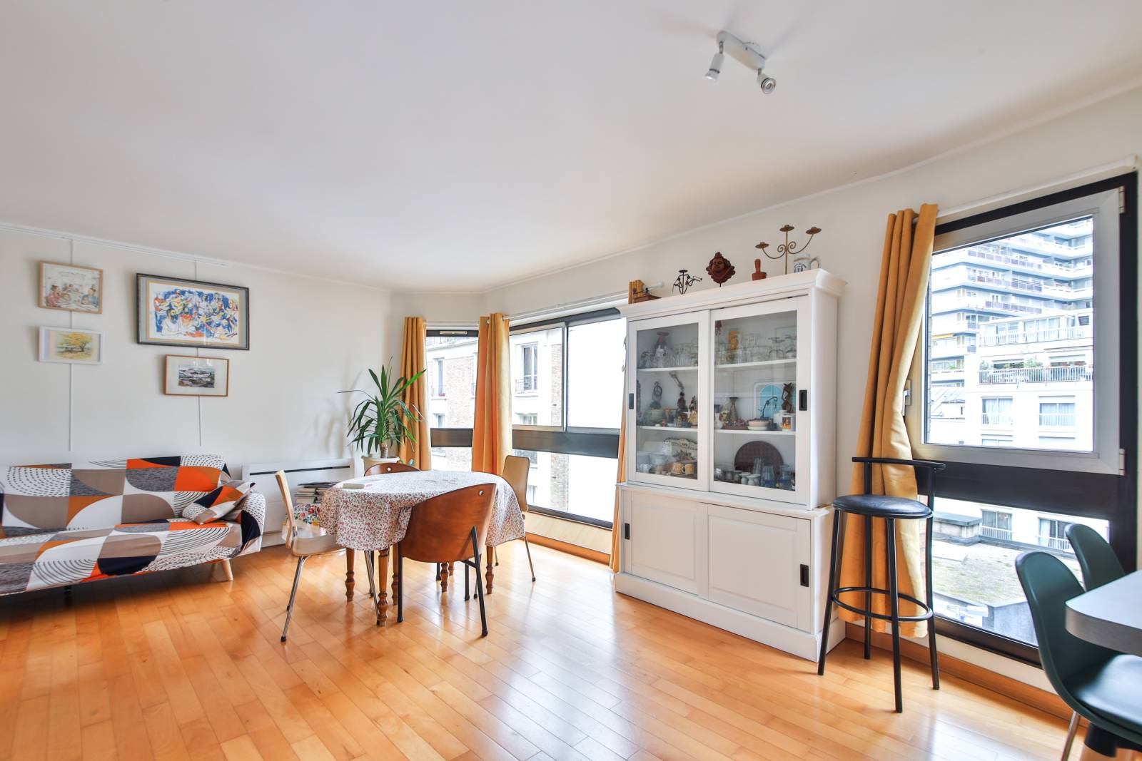 Un salon séjour spacieux et lumineux sans vis à vis.