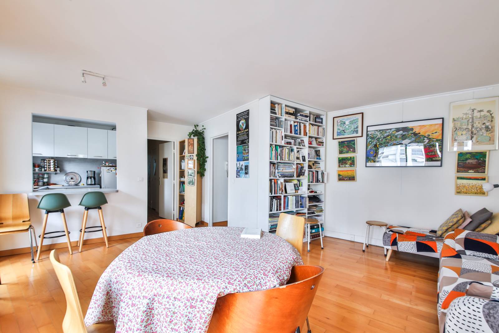 Perspective dans le salon avec coin rangement idéal pour du télé travail ou les métiers d'écriture