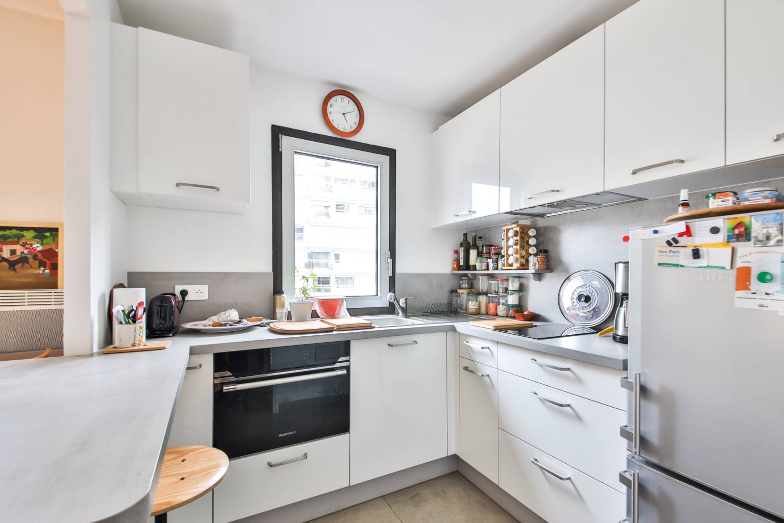 Cuisine américaine avec comptoir entièrement rénové.