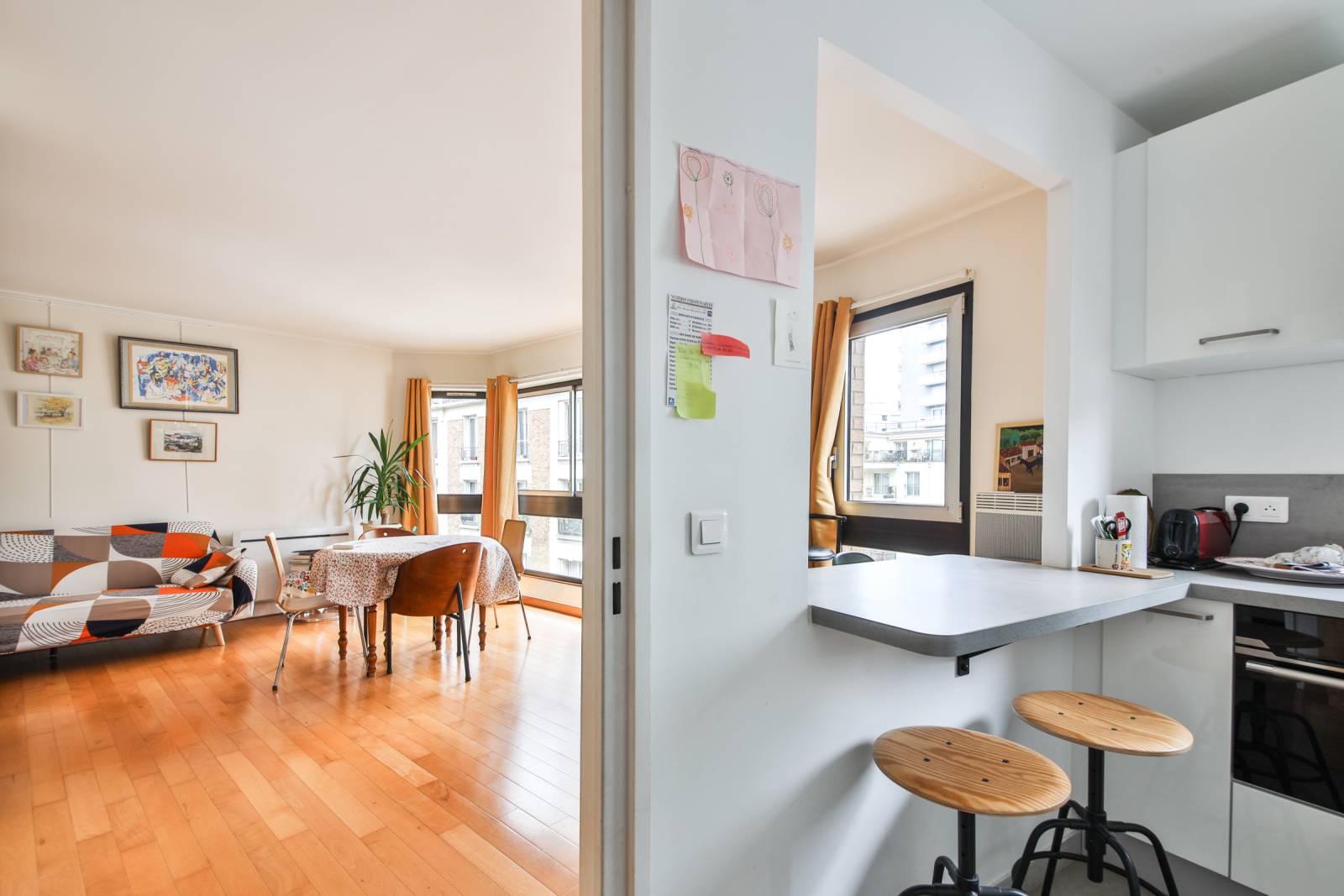 vue d'ensemble du séjour/cuisine américaine avec lumière et rénové