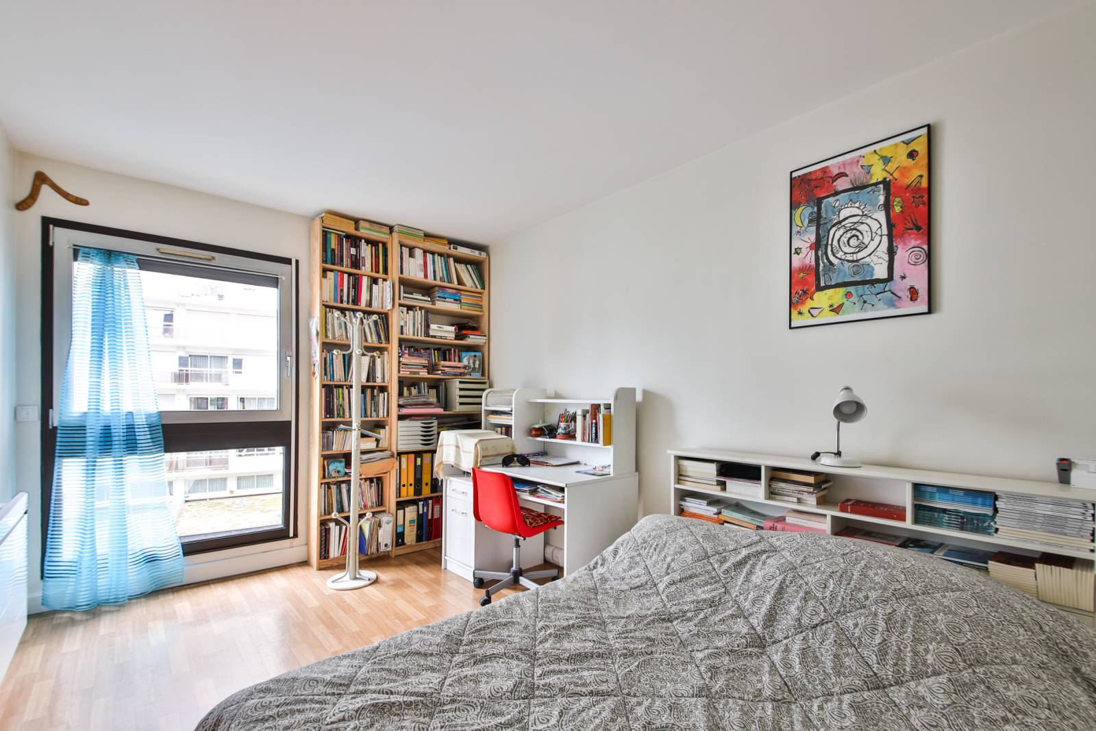 Chambre parentale lumineuse avec rangement et spacieuse