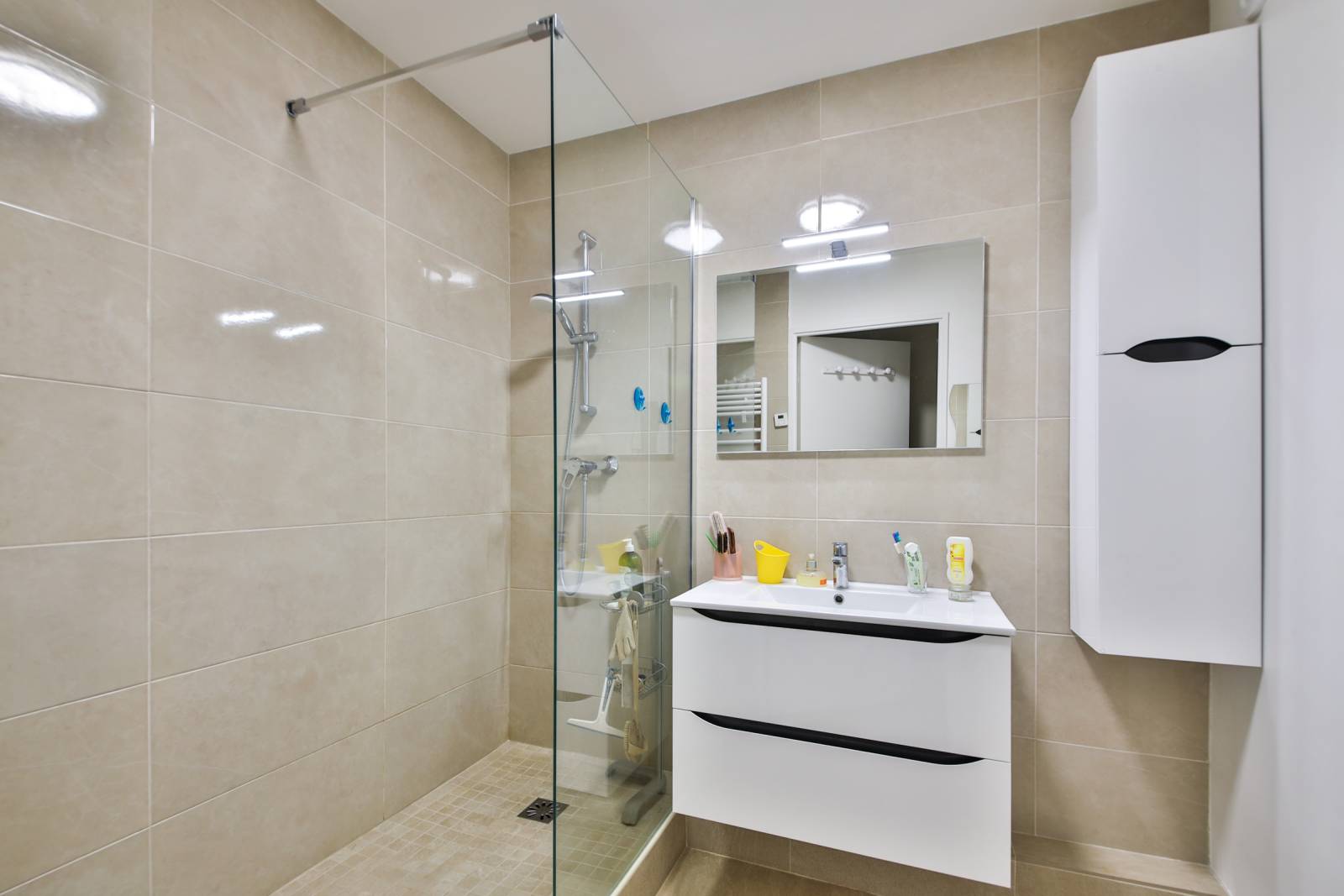 Salle d'eau avec douche à l'italienne entièrement rénovée