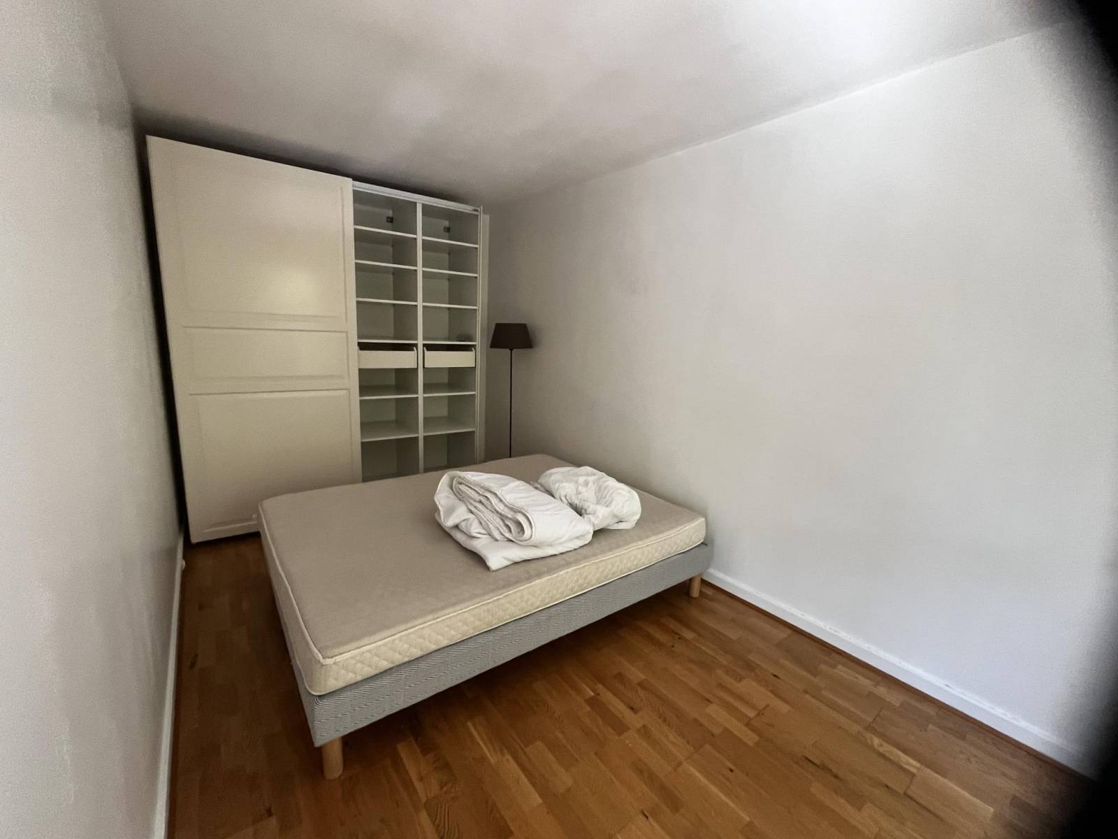 Chambre lumineuse dans une location dans Paris 15ème 