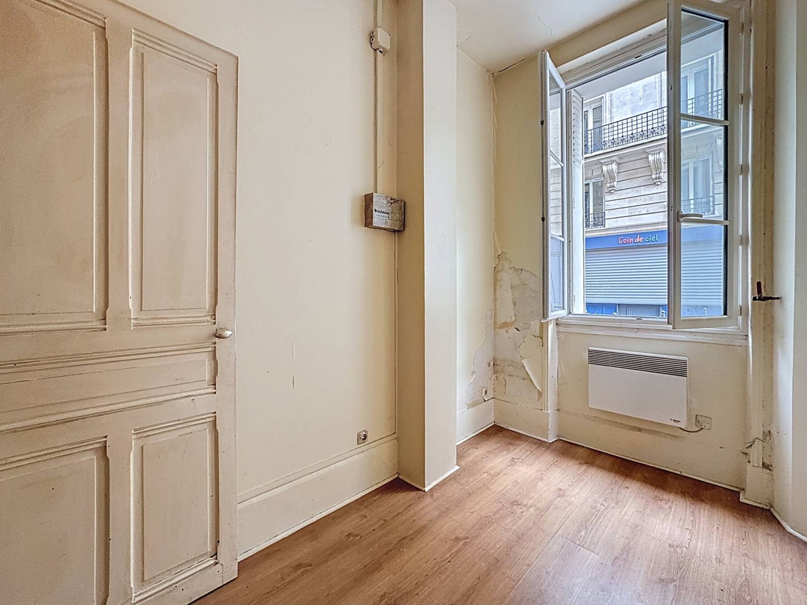 Chambre calme et lumineuse avec parquet dans un appartement de 45m² dans Paris 14ème
