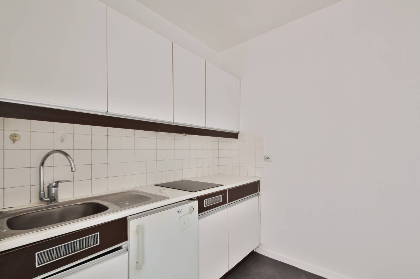 Cuisine indépendante aménagée et équipée dans un appartement 2 pièces à vendre rue Vouillé 