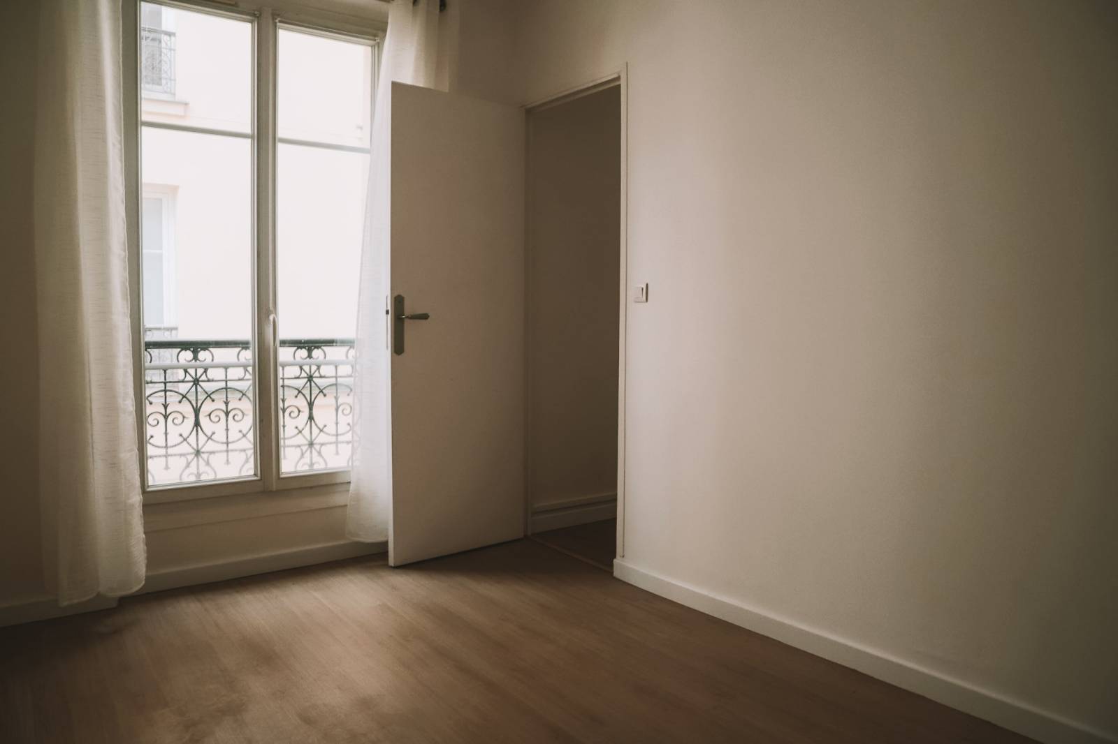 Immeuble de standing Paris 15, appartement 2 pièces à vendre proche commerces