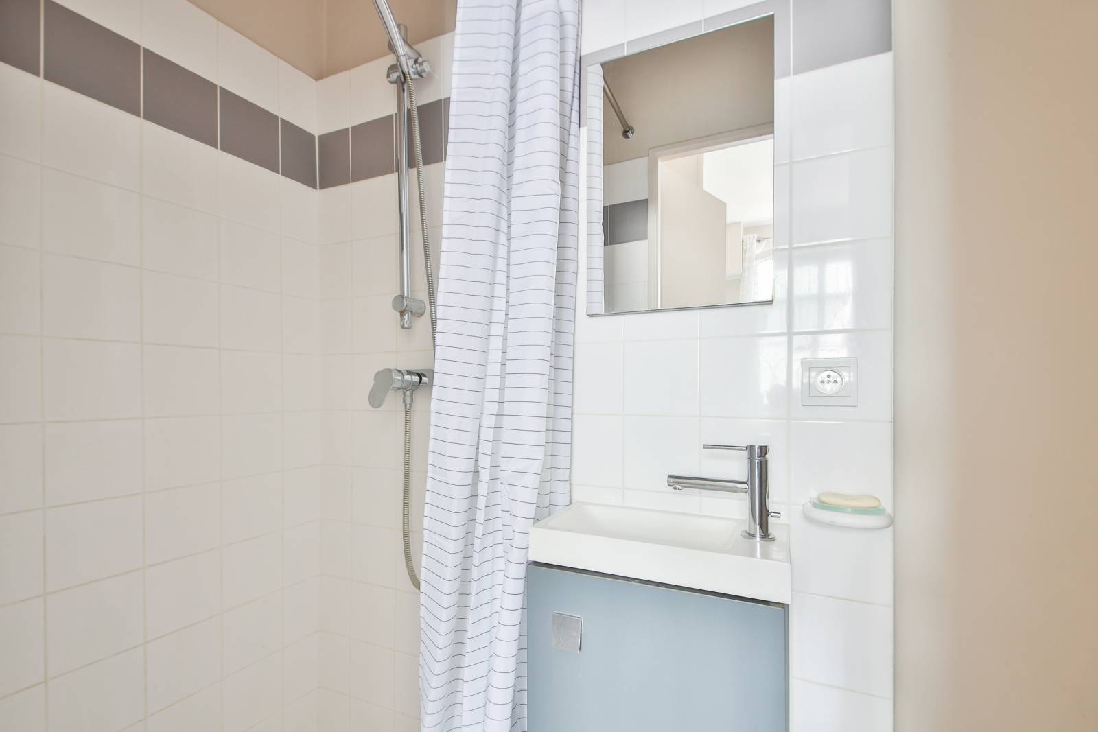 Studio en parfait état quartier La Motte-Picquet Paris 15 Nord - VENDU