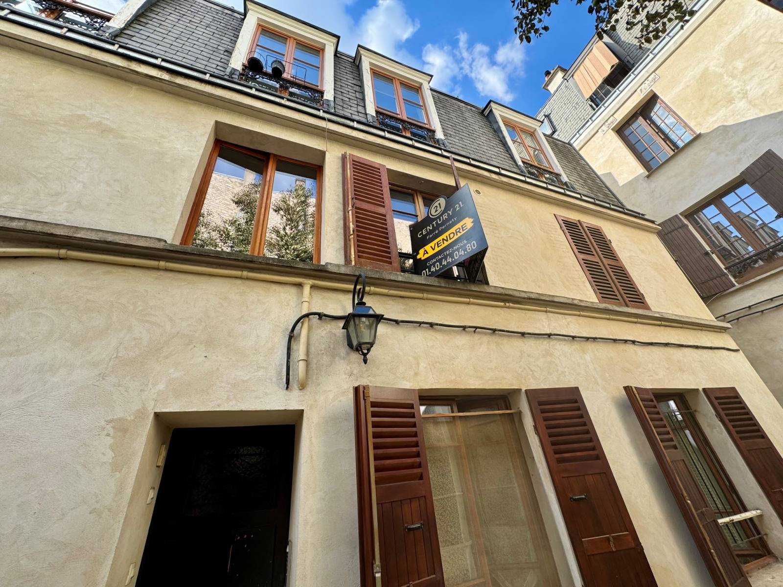 Façade de l’immeuble sur cour avec cachet ancien et atmosphère intimiste
