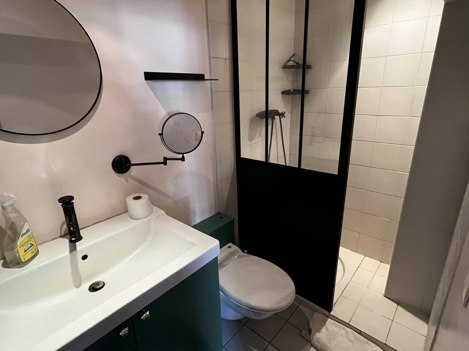 Salle d'eau moderne avec WC dans le 14ème arrondissement 