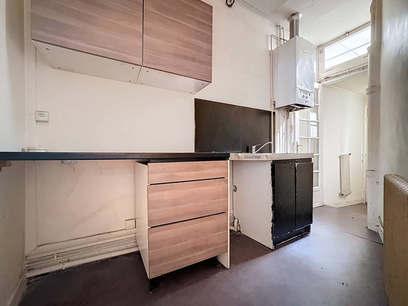 Cuisine indépendante avec fenêtre dans un appartement de 45m² à Paris 14ème