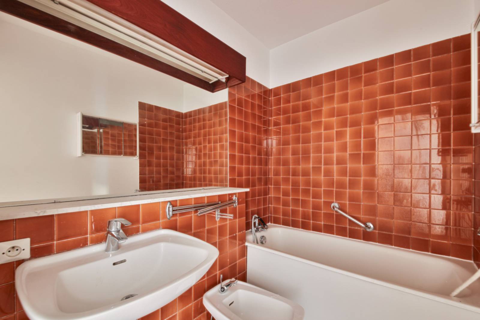 Salle de bains de l'appartement 2 pièces situé à Paris 15ème quartier Convention dans une résidence sécurisée 