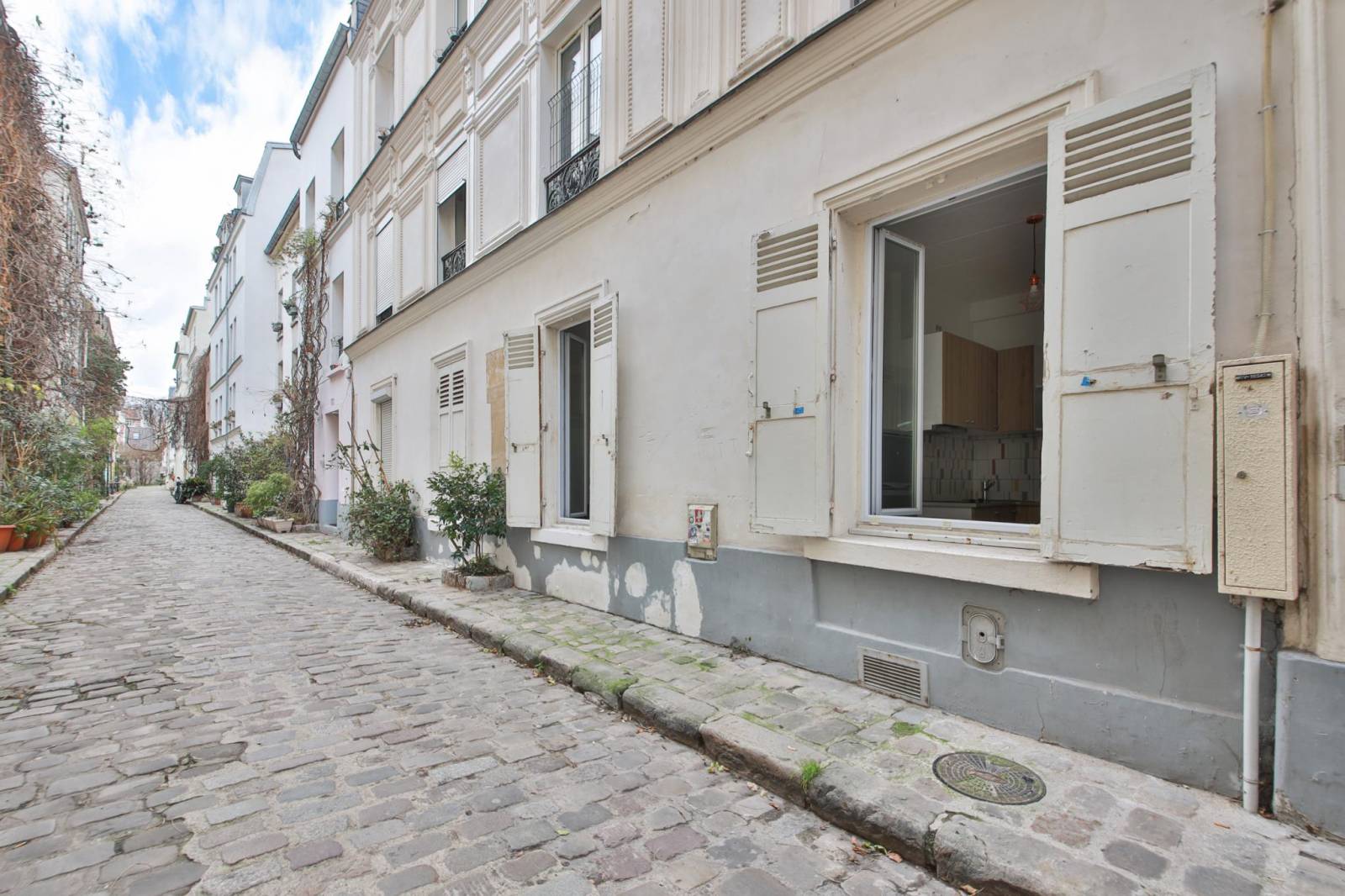 Immeuble de charme situé rue des Thermopyles à Paris 14, à proximité du métro Pernety 