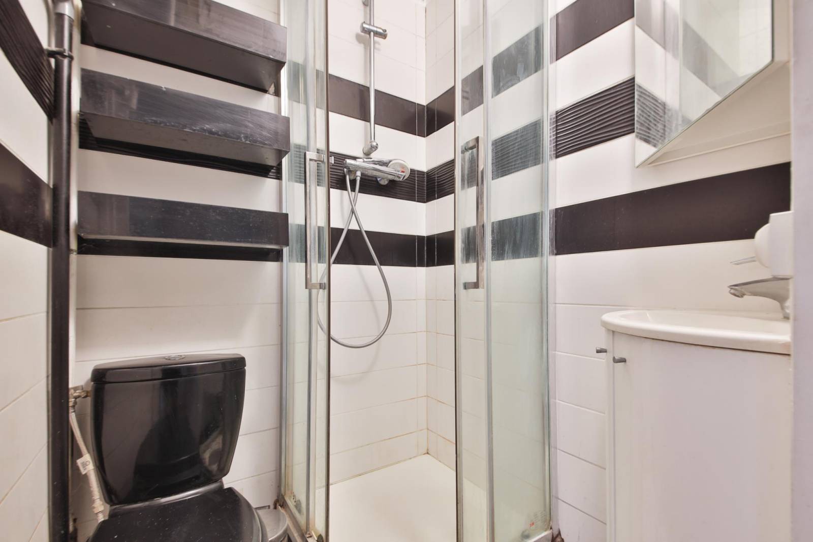 Salle d'eau avec WC fonctionnel dans un appartement 2 pièces à Paris 14ème 