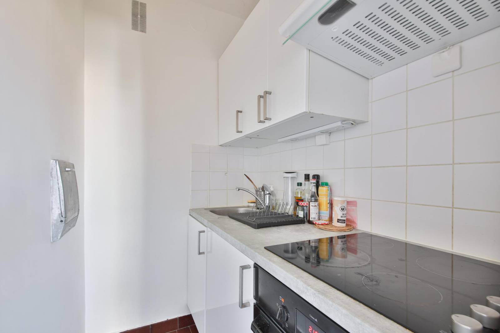 Cuisine aménagée et équipée dans un studio de standing à vendre dans le 15ème arrondissement 