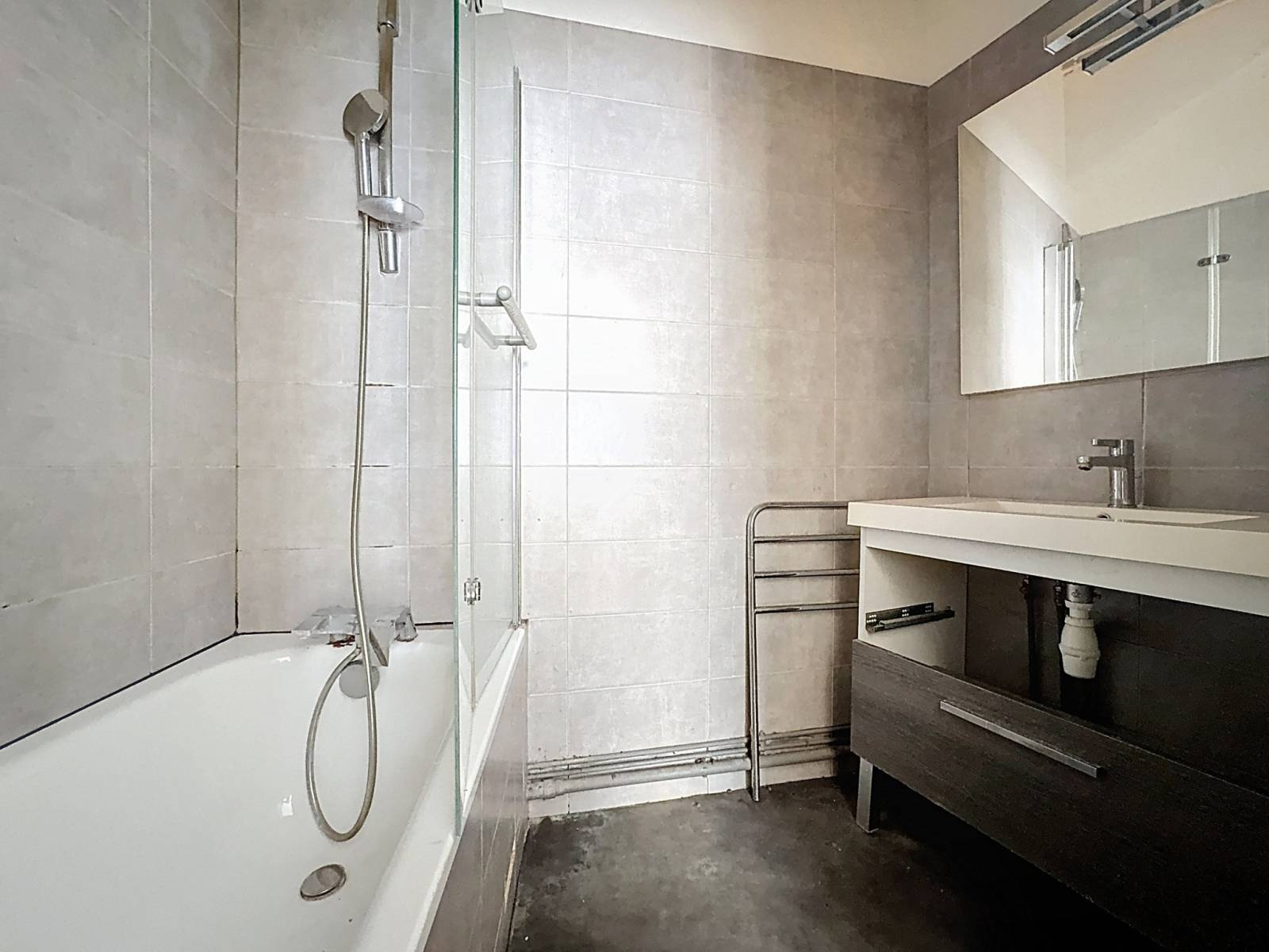 Salle de bain dans un appartement situé dans le 14ème arrondissement situé à Pernety 