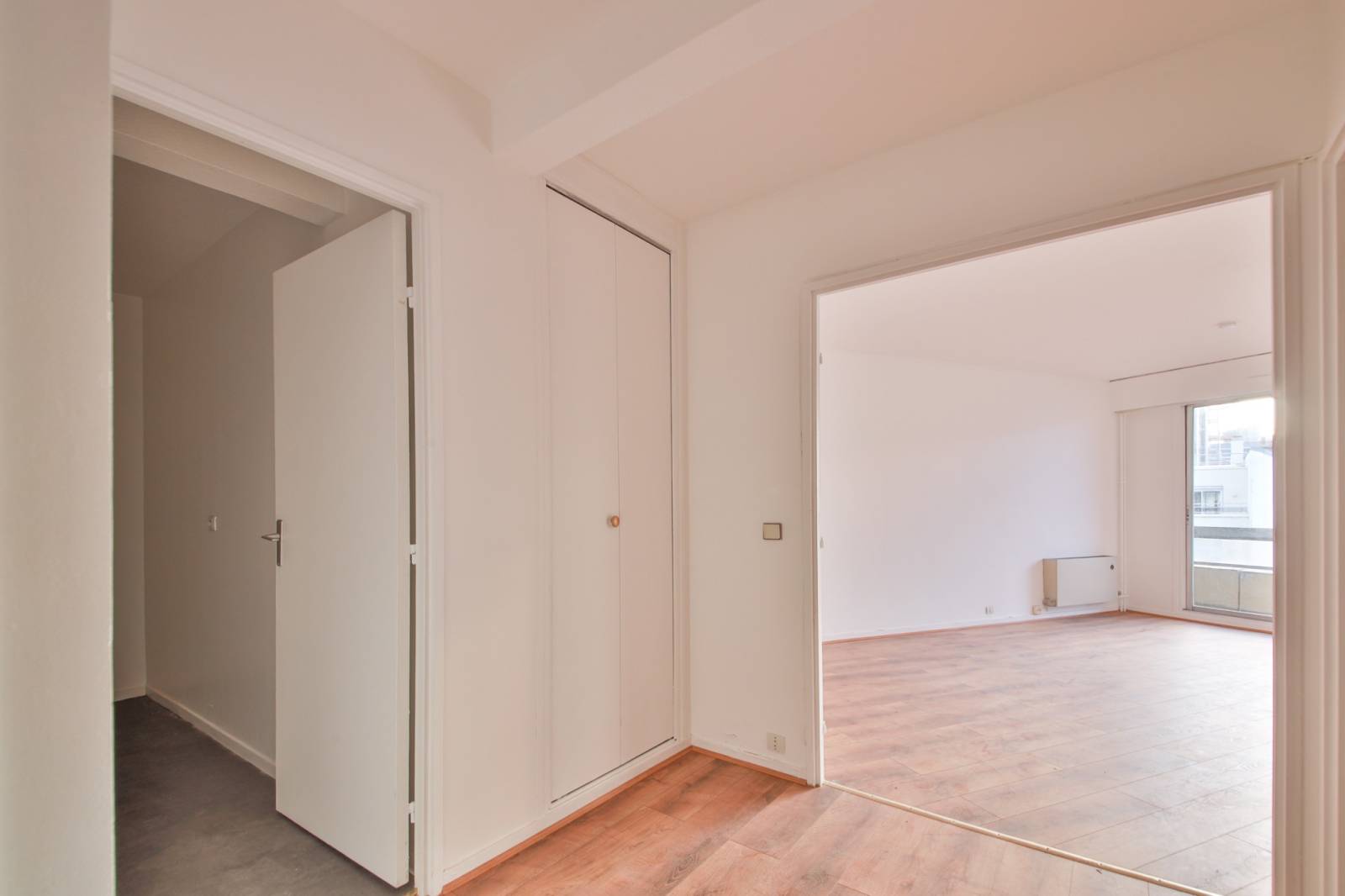 Entrée fonctionnelle de l'appartement 2 pièces situé rue Vouillé dans le 15ème dans la résidence Arcadie